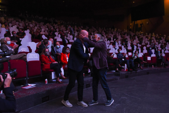 Archivo - Los líderes de CCOO, Unai Sordo (i) y de UGT, Pepe Álvarez (d), se abrazan en la inauguración del 12º Congreso Confederal de CCOO, en una imagen de archivo.