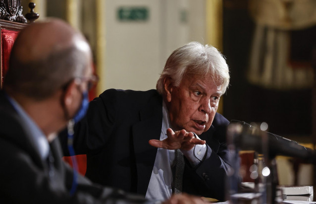 El expresidente del Gobierno Felipe González ofrece una conferencia magistral sobre el futuro de Europa, en el Paraninfo La Nau de la Universitat de Valencia, a 15 de diciembre