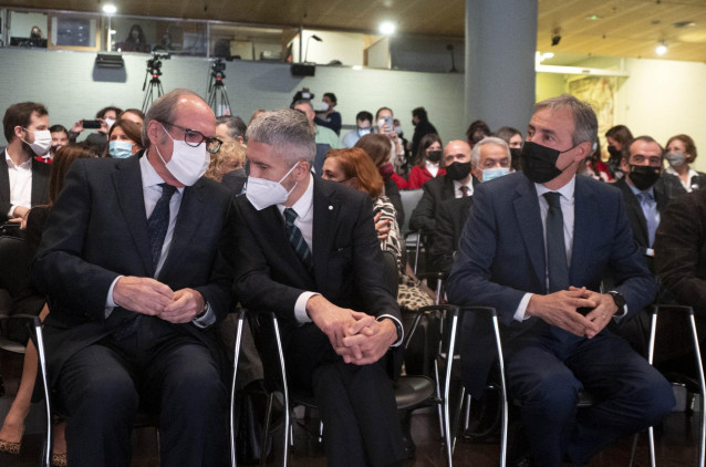 (I-D) El Defensor del Pueblo, Ángel Gabilondo; el ministro de Interior, Fernando Grande-Marlaska y el presidente de la Fundación Víctimas de Terrorismo, Tomás Caballero, en el acto de entrega de los premios Fundación Víctimas del Terrorismo 2021, en el Au