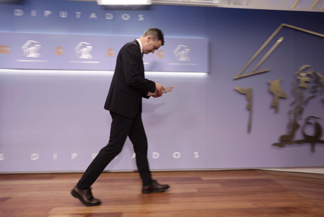 El portavoz del Grupo Parlamentario Socialista en el Congreso de los Diputados, Héctor Gómez, en una rueda de prensa al mismo tiempo que se celebra una sesión plenaria, en el Congreso de los Diputados, a 15 de diciembre de 2021, en Madrid, (España).