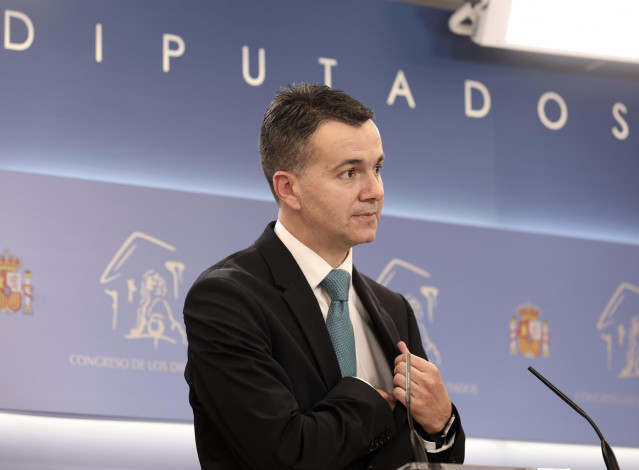 El portavoz del Grupo Parlamentario Socialista en el Congreso de los Diputados, Héctor Gómez, da una rueda de prensa al mismo tiempo que se celebra una sesión plenaria, en el Congreso de los Diputados, a 15 de diciembre de 2021, en Madrid, (España).