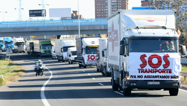 Varios camiones en la A-2 participan en una marcha lenta por las principales vías de Madrid con el fin de protestar por los problemas que sufre el sector.