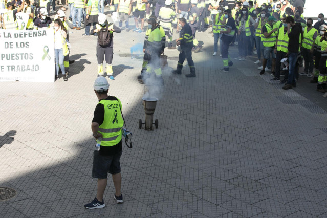 Archivo - Varios trabajadores de Ence recorren las calles para protestar contra el cierre de la pastera de Lourizán, a 11 de agosto de 2021, en Pontevedra, Galicia (España). Los empleados se han manifestado por el cierre de la pastera de Lourizán tras la