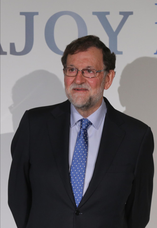 El expresidente del Gobierno Mariano Rajoy, posa en la presentación de su libro ‘La política para adultos’, en el Real Casino de Madrid, a 1 de diciembre de 2021, en Madrid (España).
