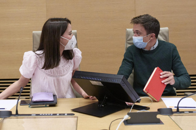 Archivo - El líder de Más País, Íñigo Errejón, y la diputada del PSOE Andrea Fernández, en la Comisión de Calidad Democrática del Congreso.