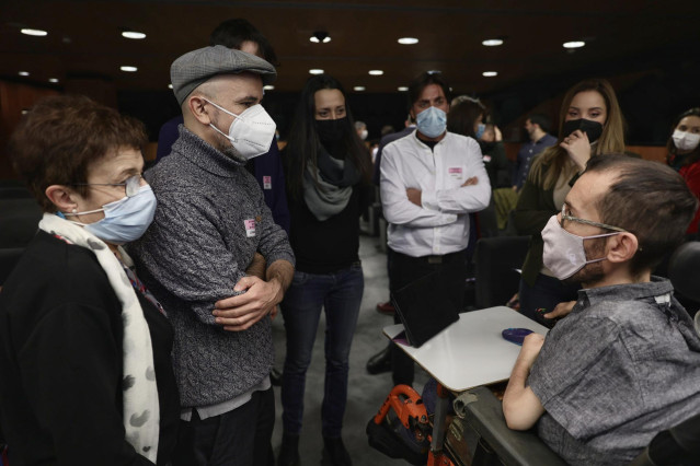 El portavoz de Unidas Podemos, Pablo Echenique (d) junto a familiares de los seis de Zaragoza, en las jornadas informativas sobre ‘Los 6 de Zaragoza’, en el Congreso de los Diputados, a 15 de diciembre de 2021, en Madrid (España).