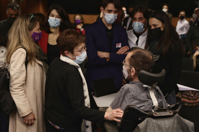 La coportavoz de Podemos, Isa Serra (2i) y el portavoz de Unidas Podemos, Pablo Echenique (d) junto a familiares de los seis de Zaragoza, en la sala Clara Campoamor del Congreso de los Diputados, a 15 de diciembre de 2021, en Madrid (España).