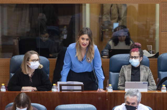 (I-D) La coportavoz de Unidas Podemos Carolina Alonso, la también coportavoz Alejandra Jacinto y la diputada del partido Vanesa Lillo, en un pleno de la Asamblea de Madrid, a 2 de diciembre de 2021, en Madrid (España). Para este pleno está previsto el deb