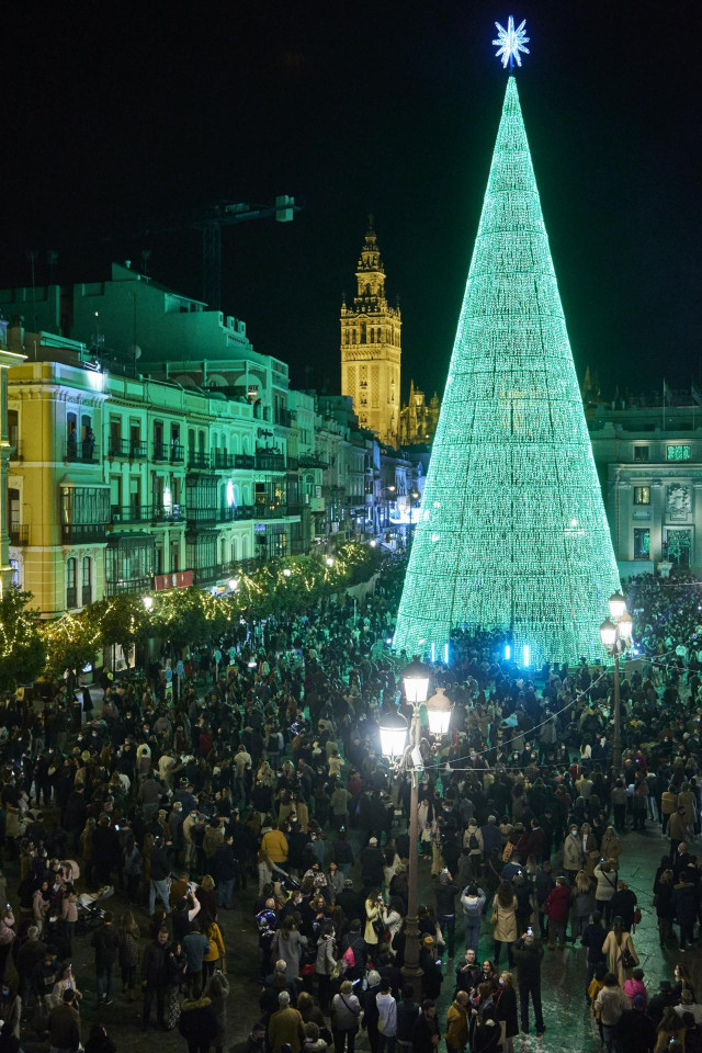 Encendido del Árbol de Navidad digital más alto, 40 metros, de Europa, a 6 de diciembre de 2021 en Sevilla (Andalucía, España)
