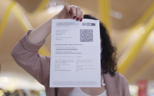 Archivo - Una mujer muestra el certificado COVID Digital de la Unión Europea  a 1 de julio de 2021, en Madrid (España).