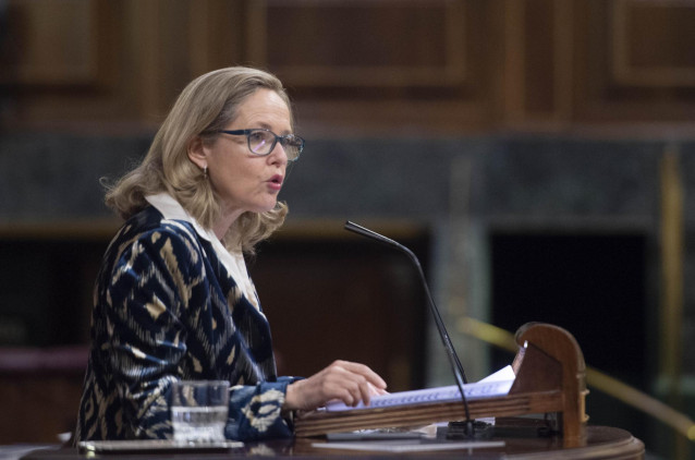 La vicepresidenta primera y ministra de Asuntos Económicos y Transformación Digital, Nadia Calviño, interviene en una sesión plenaria en el Congreso
