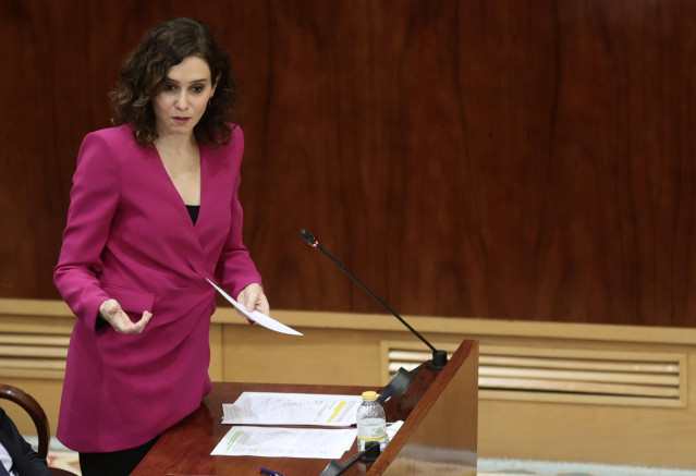 La presidenta de la Comunidad de Madrid, Isabel Díaz Ayuso, durante un pleno de la Asamblea de Madrid, a 16 de diciembre de 2021, en Madrid (España). Durante esta sesión se debate y vota la derogación de las leyes LGTBIQ+ en Madrid propuesta por Vox. La p
