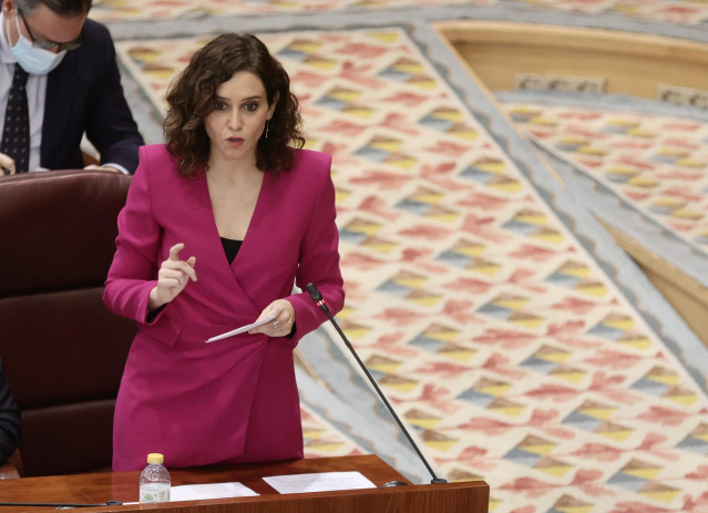 La presidenta de la Comunidad de Madrid, Isabel Díaz Ayuso, durante un pleno de la Asamblea de Madrid, a 16 de diciembre de 2021, en Madrid (España). Durante esta sesión se debate y vota la derogación de las leyes LGTBIQ+ en Madrid propuesta por Vox. La p