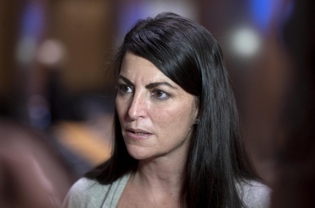 La portavoz de Vox en la Comisión de Interior, Macarena Olona, ofrece declaraciones a los medios de comunicación antes de presidir una reunión con las principales asociaciones de Policía y Guardia Civil, a 25 de noviembre de 2021, en Madrid, (España).