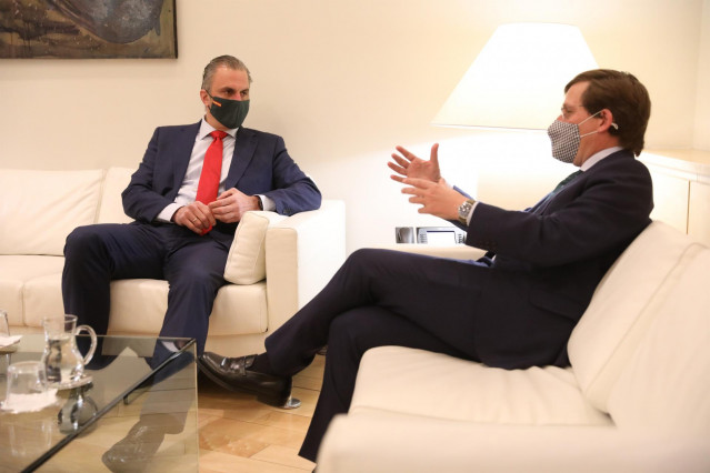 Javier Ortega Smith con el alcalde de Madrid, José Luis Martínez-Almeida, hoy en Cibeles