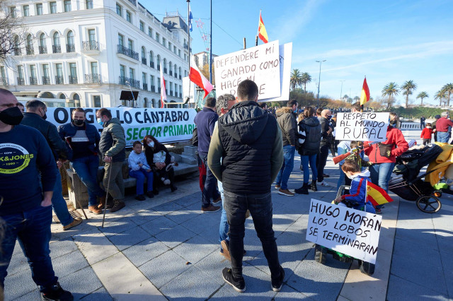 Varias personas se concentran en una manifestación de profesionales de la ganadería, a 12 de diciembre de 2021, en Santander, Cantabria (España). Las organizaciones UGAM-COAG, ASAJA, UPA y AIGAS convocan esta protesta y tractorada para expresar el malesta