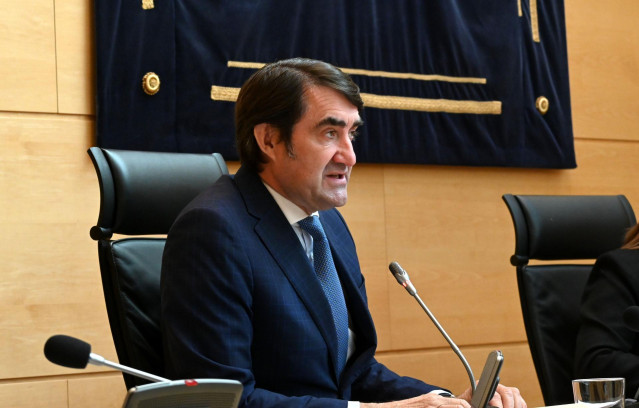 Archivo - El consejero de Fomento y Medio Ambiente de Castilla y León, Juan Carlos Suárez-Quiñones, en una imagen de archivo durante una comparecencia en las Cortes.
