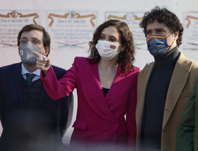 El alcalde de Madrid, José Luis Martínez-Almeida (i), y la presidenta de la Comunidad de Madrid, Isabel Díaz Ayuso (centro), durante una visita a la escuela regional de tauromaquia ‘José Cubero Yiyo’, a 16 de diciembre de 2021.
