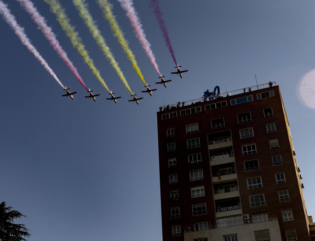 Archivo - La Patrulla Águila dibuja la bandera de España en el cielo de Madrid al terminar el desfile militar en el Día de la Hispanidad, a 12 de octubre de 2021.