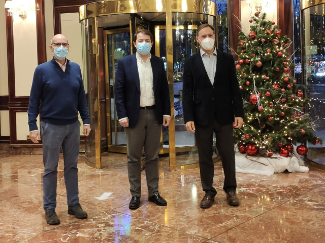 El presidente del PPCyL, Alfonso Fernández Mañueco (c), junto al presidente del PP de Salamanca, Javier Iglesias (i), y el secretario provincial, Carlos García Carbayo (d)