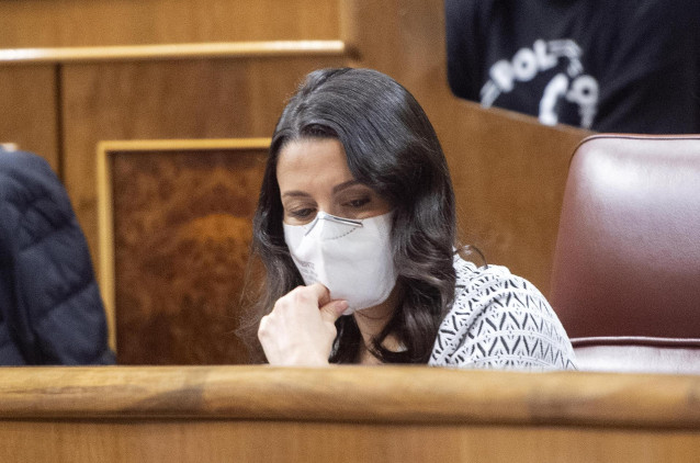 La líder del Cs, Inés Arrimadas, en una sesión plenaria en el Congreso de los Diputados, a 16 de diciembre de 2021, en Madrid, (España).