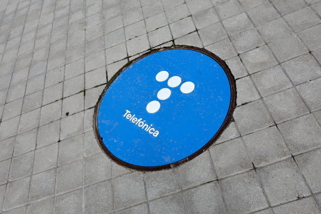 Archivo - Señal en el suelo en las inmediaciones de la sede de Telefónica, a 27 de abril de 2021, en Madrid, (España).