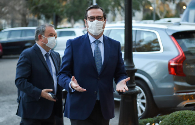 El presidente de la CEOE, Antonio Garamendi (c), a su llegada a un desayuno informativo de Fórum Europa, en una imagen de archivo.