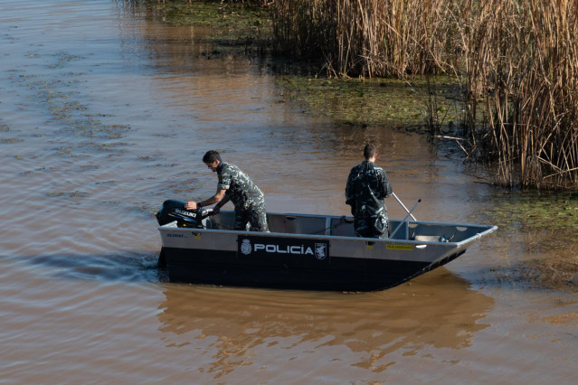 Dos agentes de los GEO en lancha en el Guadiana durante las labores de búsqueda de Pablo Sierra