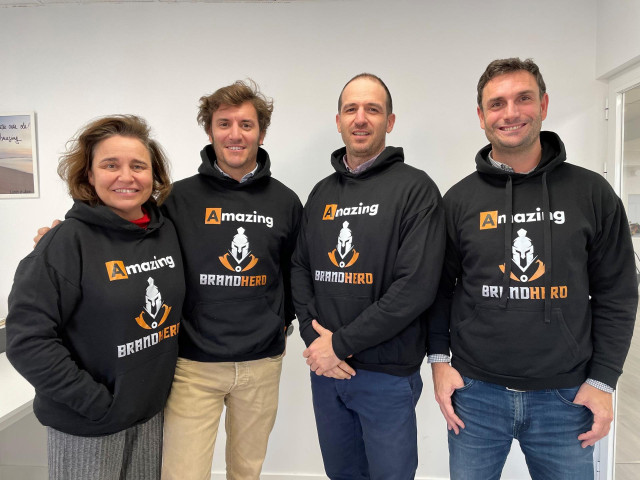 Mariví Hernández-Ros, co-fundadora de Amazing; Joaquín Otamendi, co-fundador y consejero delegado de Amazing y director de marketing en BrandHero; Lucas Villanueva, COO de BrandHero, y Antón Suárez, co-fundador de Amazing