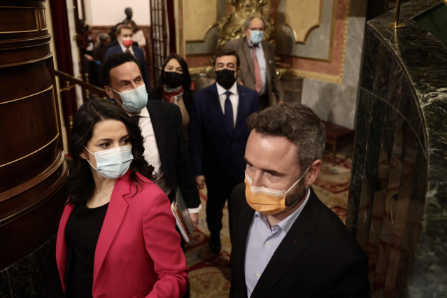 La líder de Cs, Inés Arrimadas, y el diputado Guillermo Díaz, a su llegada a un Pleno del Congreso