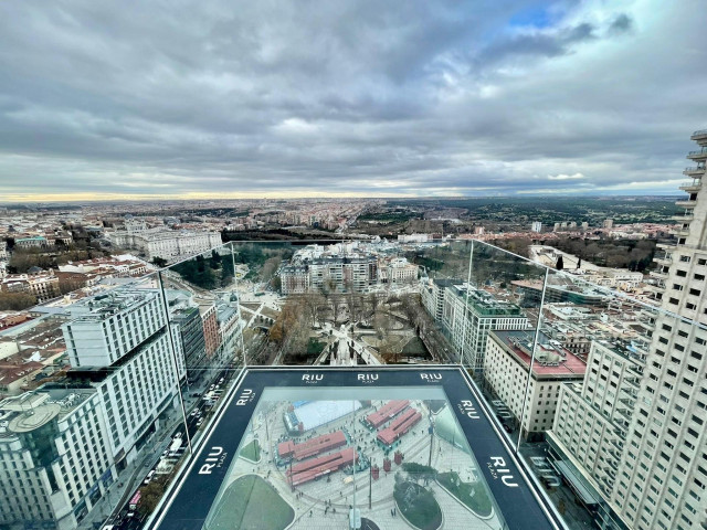 El Rooftop del hotel Riu Plaza España se reinventa con un nuevo balcón transparente y un gastrobar