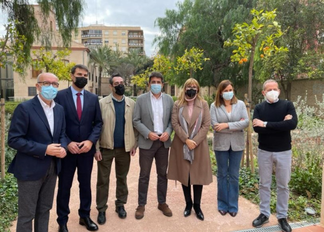 El presidente del PPCV ,Carlos Mazón, y la secretaria general, Maria José Catalá, durante su visita a la Alqueria Julià-Casa de la Música.