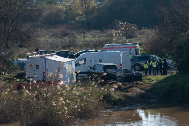 Varios agentes trabajan en el dispositivo donde han hallado un cuerpo en Badajoz.