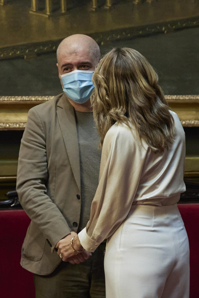 El secretario general de CCOO, Unai Sordo (i), y la vicepresidenta segunda y ministra de Trabajo y Economía Social, Yolanda Díaz (d), en la gala de entrega de distinciones del Consejo General de Graduados Sociales de España