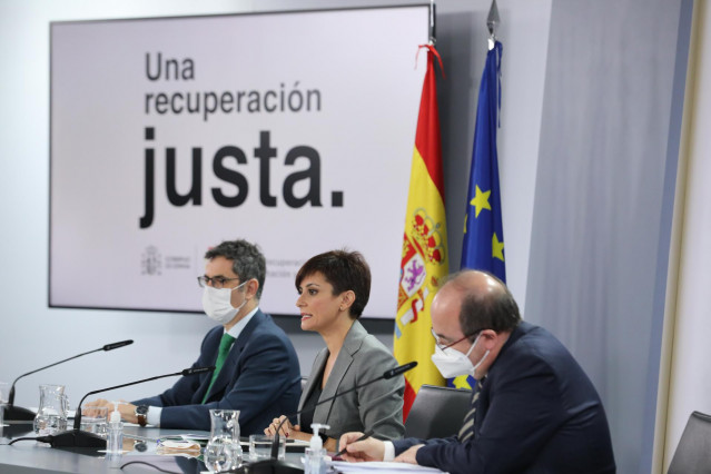 (I-D) El ministro de la Presidencia, Relaciones con las Cortes y Memoria Democrática, Félix Bolaños; la ministra Portavoz, Isabel Rodríguez; y  el ministro de Cultura y Deporte, Miquel Iceta, comparecen tras la reunión del Consejo de Ministros.