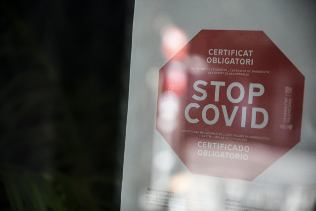 Un local muestra en su puerta la exigencia de mostrar el pasaporte Covid, a 4 de diciembre de 2021, en Valencia, Comunidad Valenciana (España). Desde este sábado el pasaporte Covid es requisito necesario para entrar en locales de ocio y restauración con a
