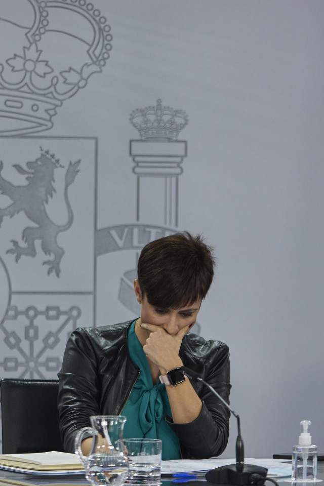 La ministra Portavoz, Isabel Rodríguez, en una rueda de prensa posterior al Consejo de Ministros, en La Moncloa, a 14 de diciembre de 2021, en Madrid, (España). Durante la rueda de prensa han presentado, entre otras cuestiones, el informe de ejecución del