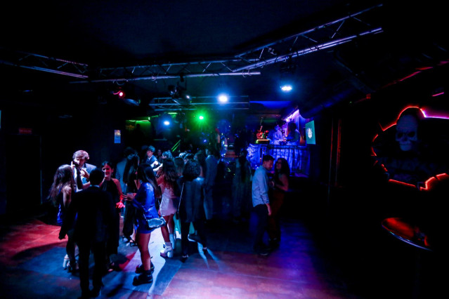 Archivo - Varias personas en la pista de una discoteca