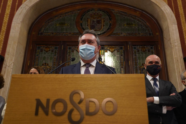 El alcalde de Sevilla, Juan Espadas,  durante el anuncio de su renuncia como alcalde de Sevilla tras las fiestas navideñas.