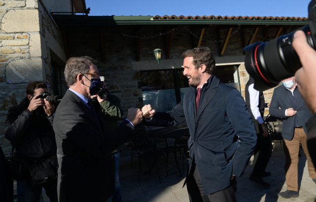 El presidente de la Xunta de Galicia, Alberto Núñez Feijoo (i) y el presidente del PP, Pablo Casado (d), se saludan a su llegada a la última Junta Directiva Provincial del PP de A Coruña de 2021, a 17 de diciembre de 2021, en A Coruña, Galicia, (España).