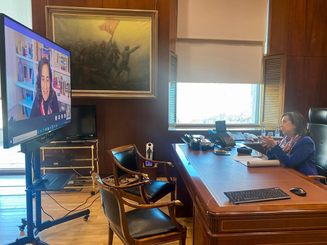 La ministra de Defensa, Margarita Robles, mantiene una videoconferencia con su homóloga de Canadá, Anita Anand