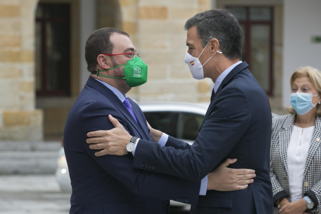 Archivo - El presidente del Principado de Asturias, Adrián Barbón (i) y el presidente del Gobierno, Pedro Sánchez (d), a su llegada a la presentación de la Ley de Formación Profesional en el Centro Integrado de FP La Laboral, a 9 de septiembre de 2021, en