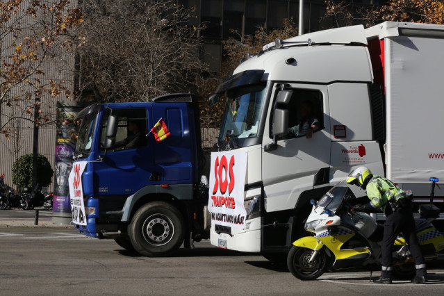 Dos camiones en las inmediaciones de Plaza de Castilla, durante una marcha lenta por las principales vías de Madrid para protestar por los problemas que sufre el sector, a 14 de diciembre de 2021, en Madrid (España).