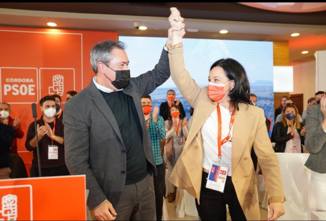 Juan Espadas levanta la mano de Rafi Crespín en el Congreso del PSOE de Córdoba.