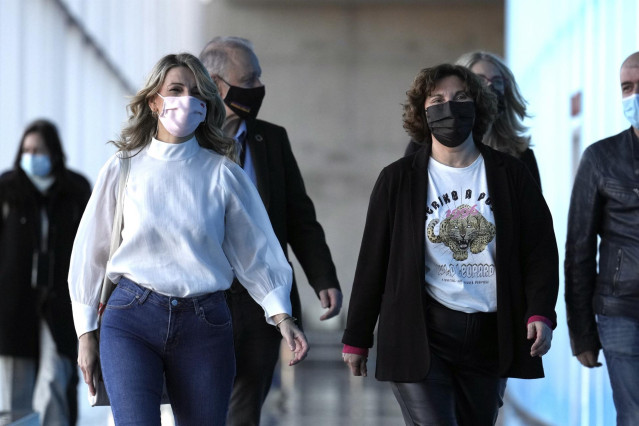 La vicepresidenta, Yolanda Díaz, junto a la coordinadoral general de Podemos Euskadi, Pilar Garrido