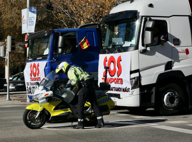 Dos camiones en las inmediaciones de Plaza de Castilla, durante una marcha lenta por las principales vías de Madrid para protestar por los problemas que sufre el sector, a 14 de diciembre de 2021, en Madrid (España).