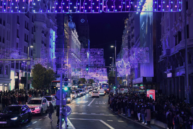 Luces de Navidad desde el autobús Naviluz el primer día de la puesta en marcha del servicio en 2021 en Madrid (España).