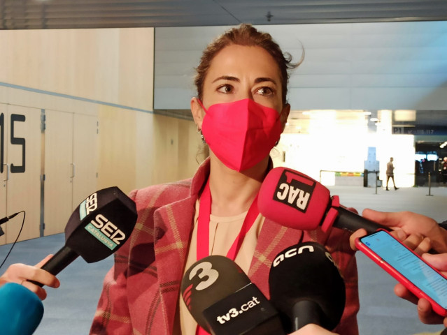 La ministra de Transportes, Movilidad y Agenda Urbana, Raquel Sánchez, en declaraciones a los medios durante el Congreso Extraordinario del PSC en Barcelona.