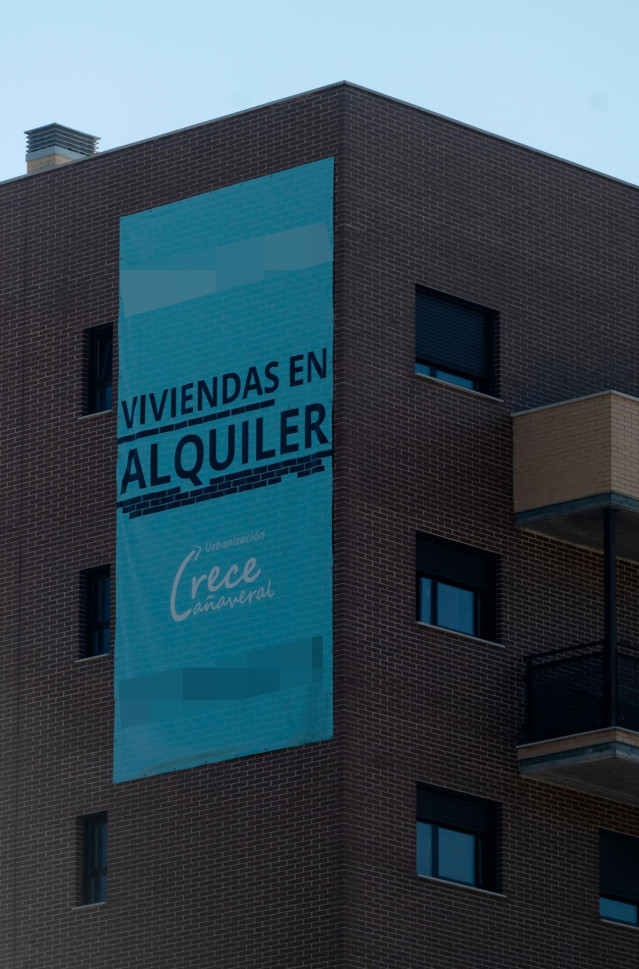 Archivo - Cartel de alquiler en un edificio de la capital en una imagen de archivo.