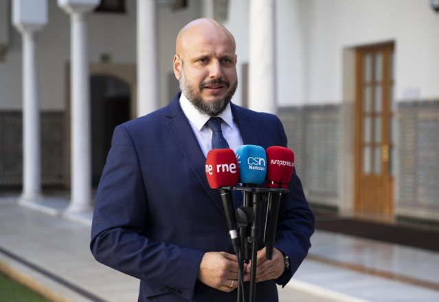 Archivo - El diputado del grupo parlamentario Vox, Rodrigo Alonso, atiende a los medios de comunicación en una foto de archivo.